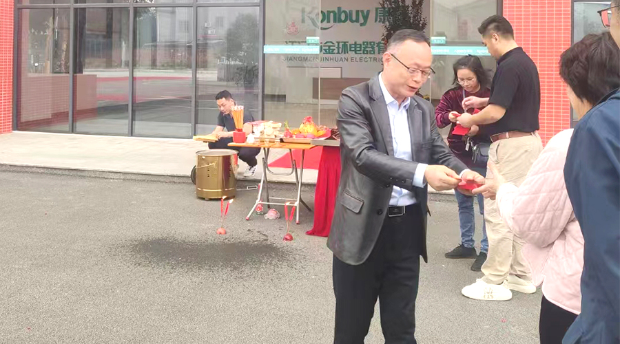 開工好兆頭！金環(huán)電器為全體員工發(fā)放紅包福利！