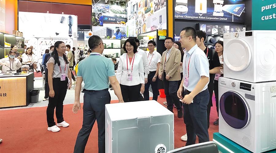 廣交會(huì)迎來大咖！江門市市長(zhǎng)親臨金環(huán)電器展位參觀交流