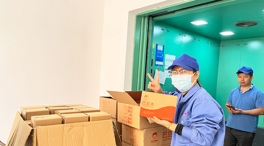 喜笑顏開！三八婦女節(jié)  金環(huán)電器發(fā)放禮品暖人心