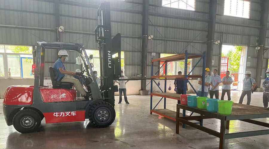 比技能 展風(fēng)采！金環(huán)電器參與鶴城鎮(zhèn)第二屆企業(yè)職工叉車(chē)技能競(jìng)賽